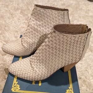Sbicca Woven White Leather Booties, Size 8.5